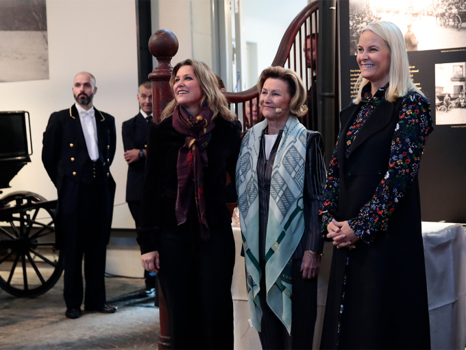 Dronning Sonja, Kronprinsesse Mette-Marit og Prinsesse Märtha Louise var alle til stede ved åpningen av utstillingen i dag. Foto: Håkon Mosvold Larsen / NTB scanpix 